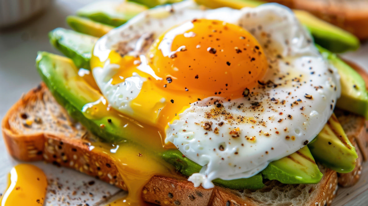 Avocado wholegrain toast topped with a fried egg and seasoned with SwissAm Pepper Mélange.