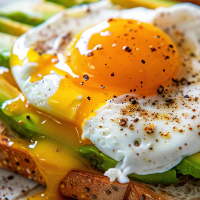 Avocado wholegrain toast topped with a fried egg and seasoned with SwissAm Pepper Mélange.