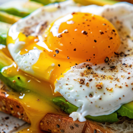 Avocado wholegrain toast topped with a fried egg and seasoned with SwissAm Pepper Mélange.